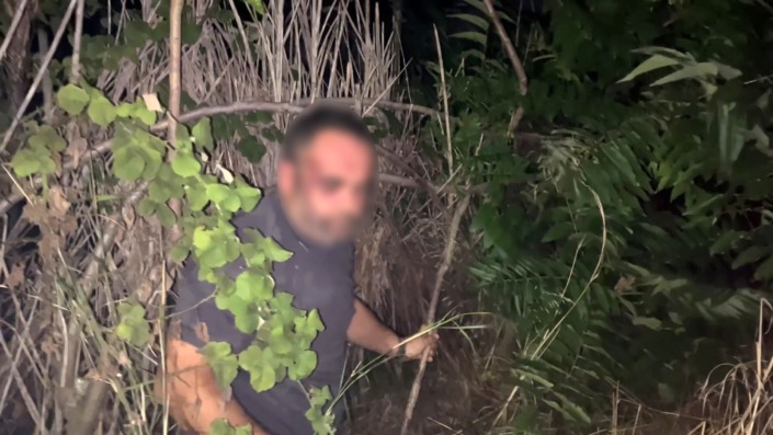 Polisten kaçtı, çalılıkta uyurken yakalandı