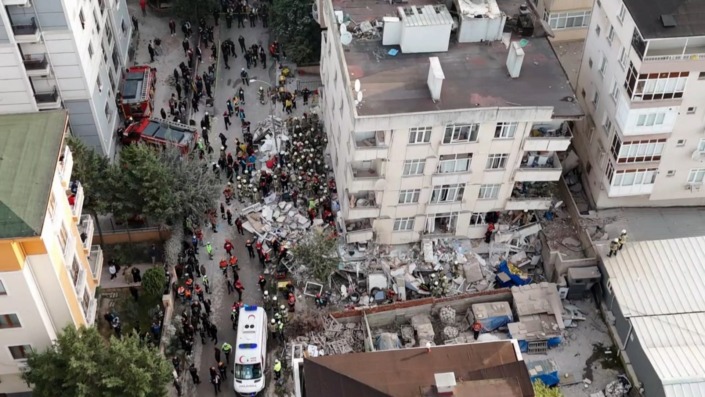 7 katlı binanın 3 katı çöktü!
