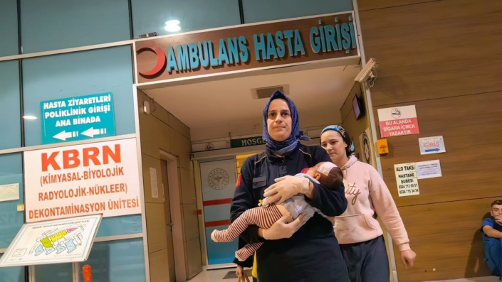 2 aylık bebek kanepeden düştü!