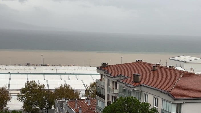 Bursa’da sel suları denizi çamura buladı