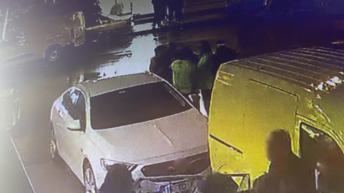 Alkollü sürücü polise kafa attı