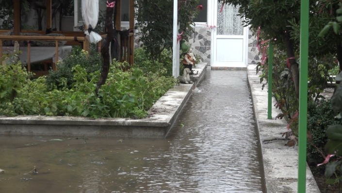 Bursa’da dereler taştı, evleri ve işyerlerini su bastı