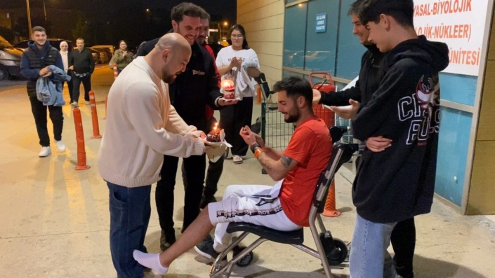 Doğum gününe giderken kaza yaptılar, acilde pastayı kestiler