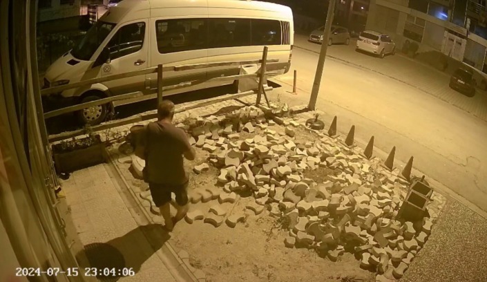 Gece yarısı kazmayla geldi, iş yerinin önünü talan etti
