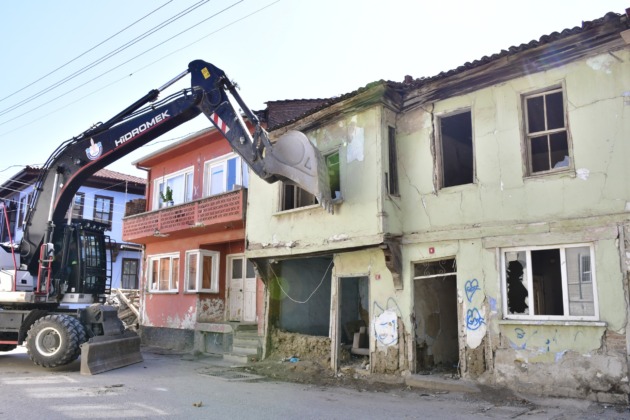 Yenişehir’de metruk binalar yıkılıyor