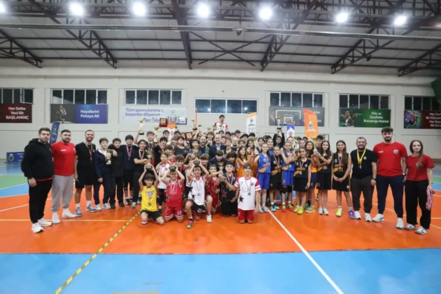 İnegöl’de şampiyonlar kupalarını aldı