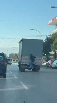 Kamyonetin arkasına çıkarak canını hiçe saydı
