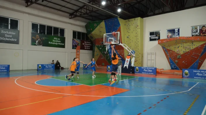 İnegöl’de sokak basketbolu heyecanı