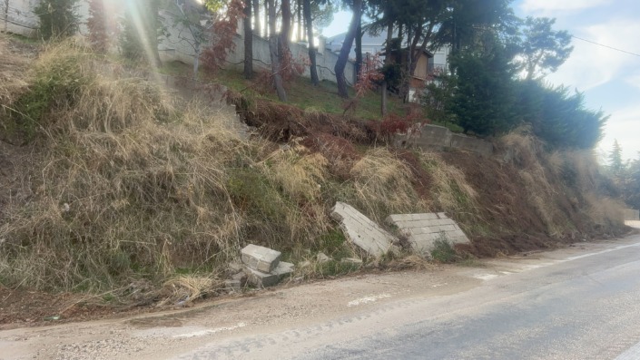 Yağışlar istinat duvarını yıktı