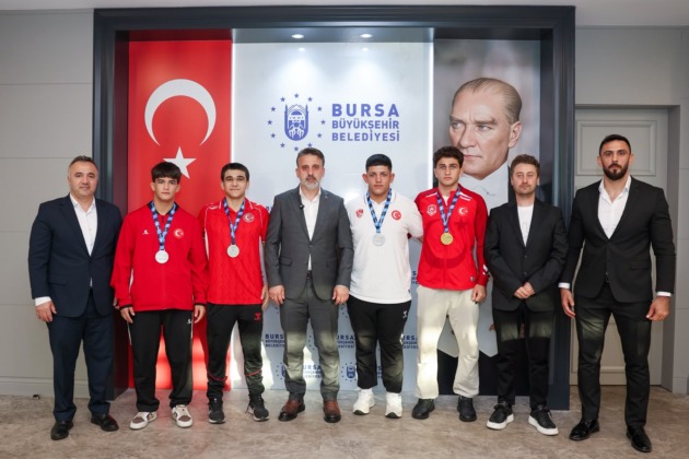 Bursalı güreşçiler madalyalarıyla gururlandırdı
