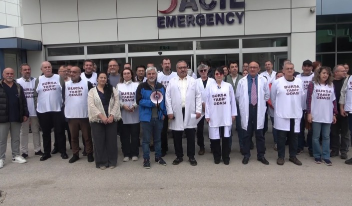 6 aydır maaşlarını alamayan hekimlerden eylem