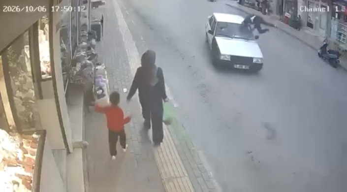 Karşı yola geçmek isterken otomobil çarptı!