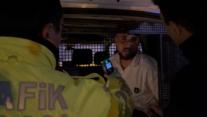 Polisten kaçarken trafik lambasına çarptı