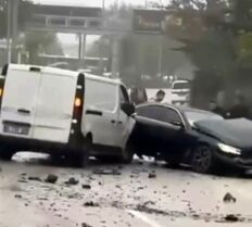 Yağmurlu havada 5 araç birbirine girdi: 5 yaralı